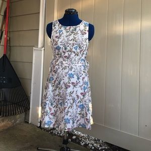 3/$30 ⭐️ Sleeveless White Floral Dress